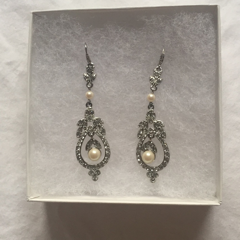 Elegant drop earrings with pearl accent 🎀